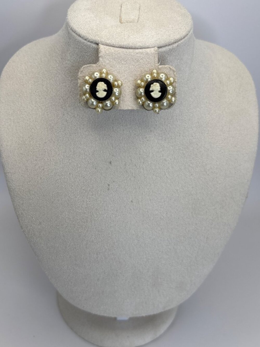 Vintage Button Style Cameo Screw Back Earrings Black Background Pearl Border